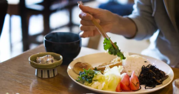 過度な糖質制限や食事制限なし